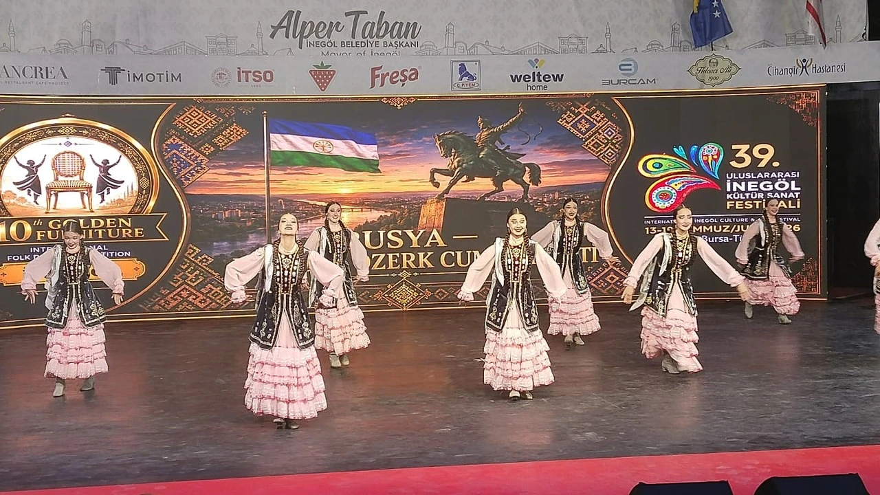 Genç Gazete İnegöl’de Festival Coşkusu Sürüyor! Binlerce Kişi Dans Gösterilerini İzledi (3)