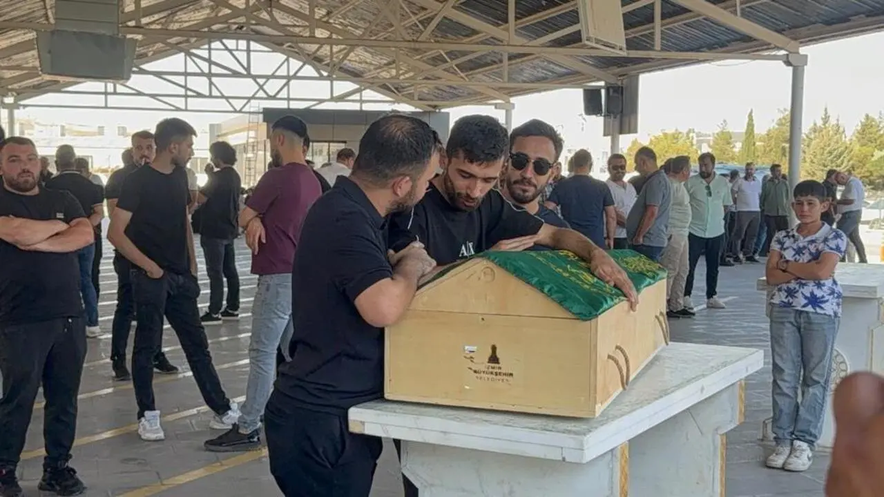 Genç Gazete İnegöl’de Havuzda Hayatını Kaybeden Minik Kadir, Son Yolculuğuna Uğurlandı