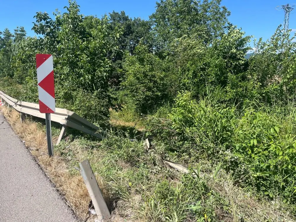 Genç Gazete İnegöl'de Lastiği Patlayan Cip Şarampole Uçtu 3 Yaralı 1