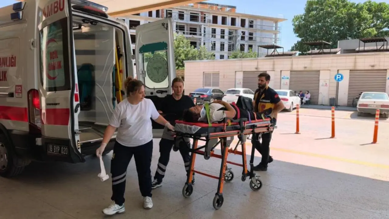 Genç Gazete İnegöl'de Lastiği Patlayan Cip Şarampole Uçtu 3 Yaralı