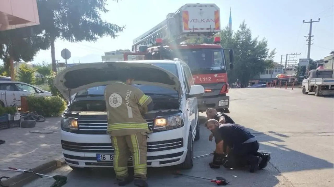 Genç Gazete İnegöl’de Minibüsün Motoruna Giren Yılan Itfaiyeyi Harekete Geçirdi
