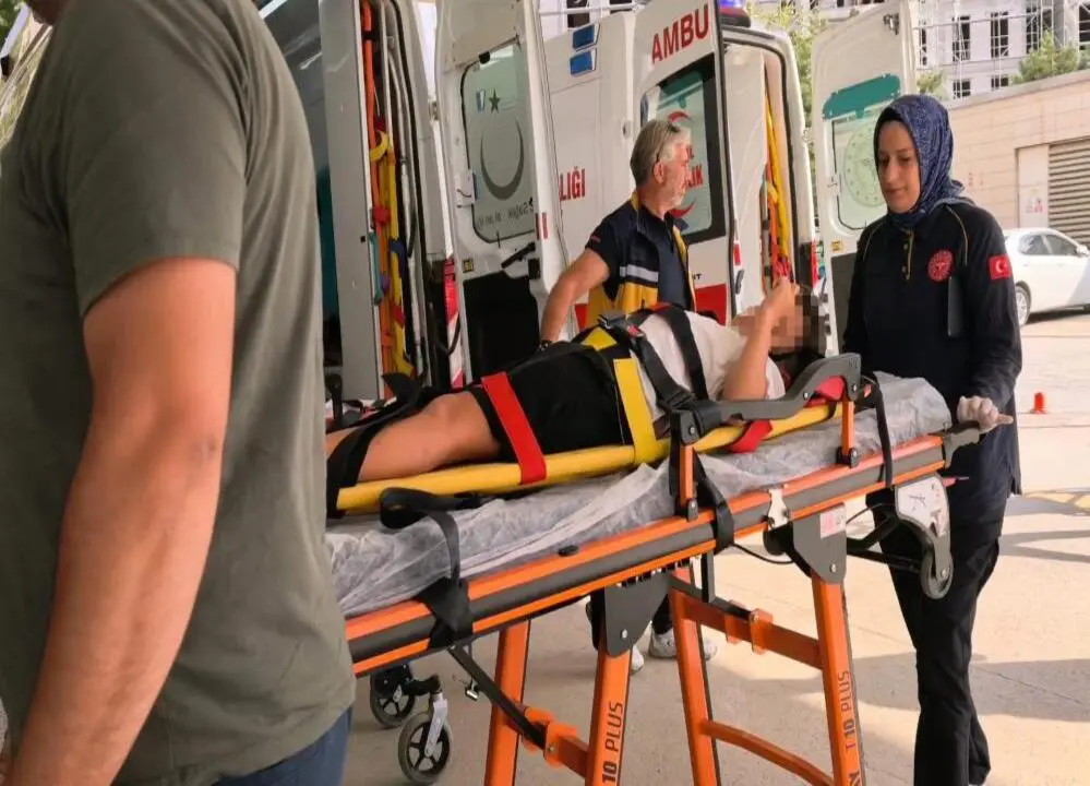 Genç Gazete İnegöl’de Otomobil Köprü Bariyerlerine Çarptı 5 Kişi Yaralandı 1