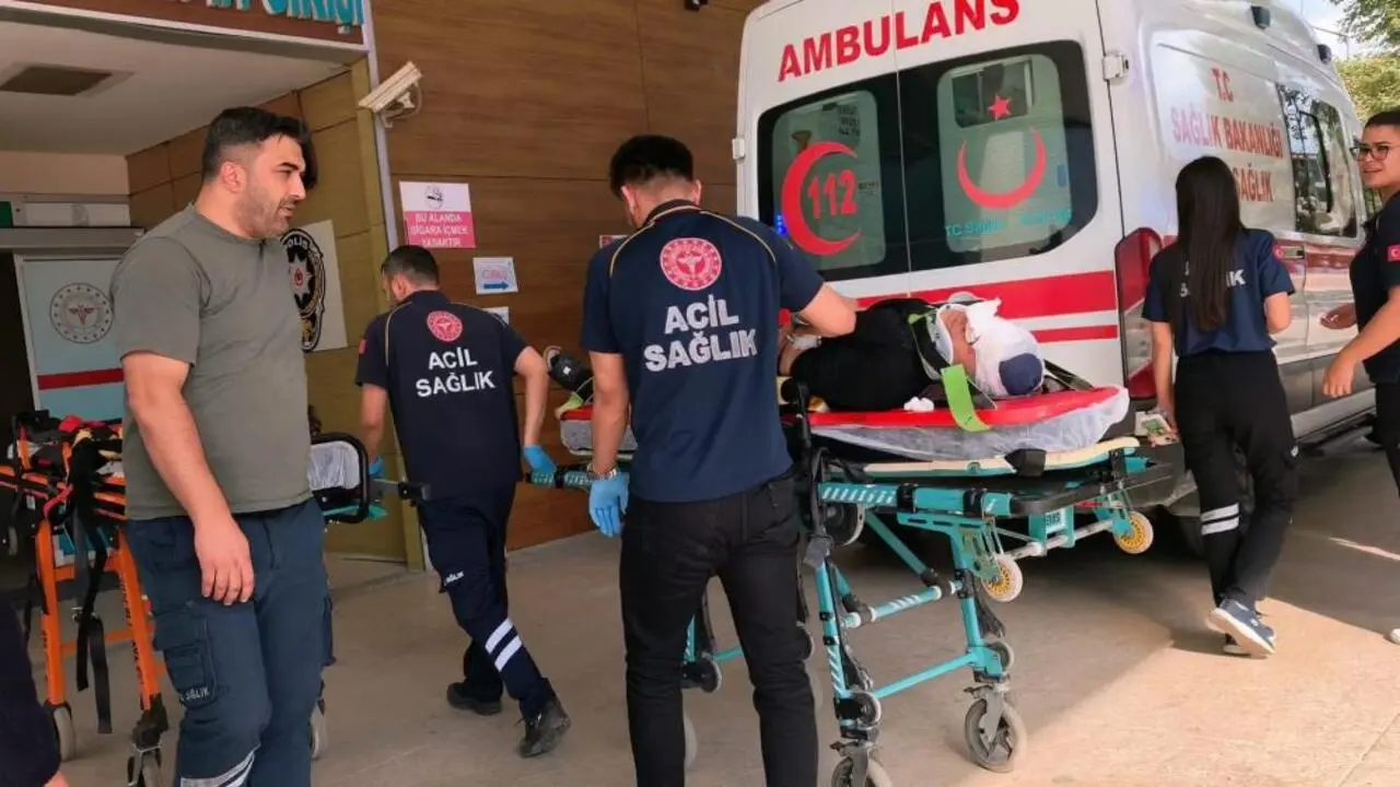 Genç Gazete İnegöl’de Otomobil Köprü Bariyerlerine Çarptı 5 Kişi Yaralandı