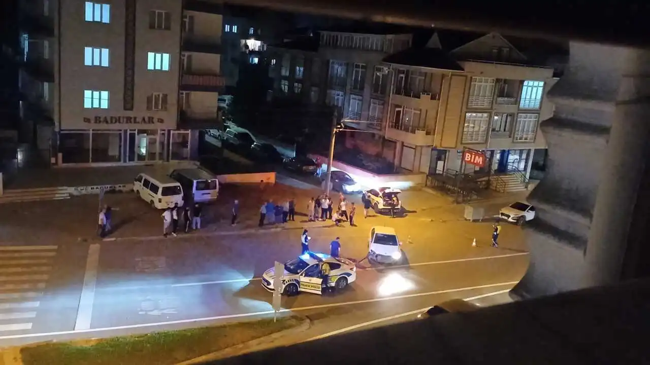 Genç Gazete İnegöl’de Otomobil Polis Aracına Arkadan Çarptı 1