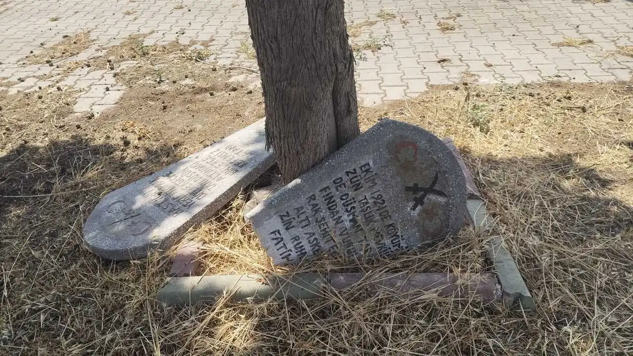 Genç Gazete İnegöl’de Şehit Mezarındaki Bakımsızlık Tepki Çekti 2