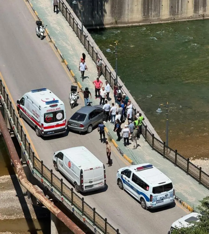 Genç Gazete Kaldırımda Yürüyen Yayaya Çarptı, Otomobilini Bırakıp Kaçtı 1