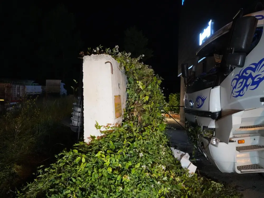 Genç Gazete Kastamonu’da Direksiyon Başında Fenalaşan Sürücü, İstinat Duvarına Çarptı 1