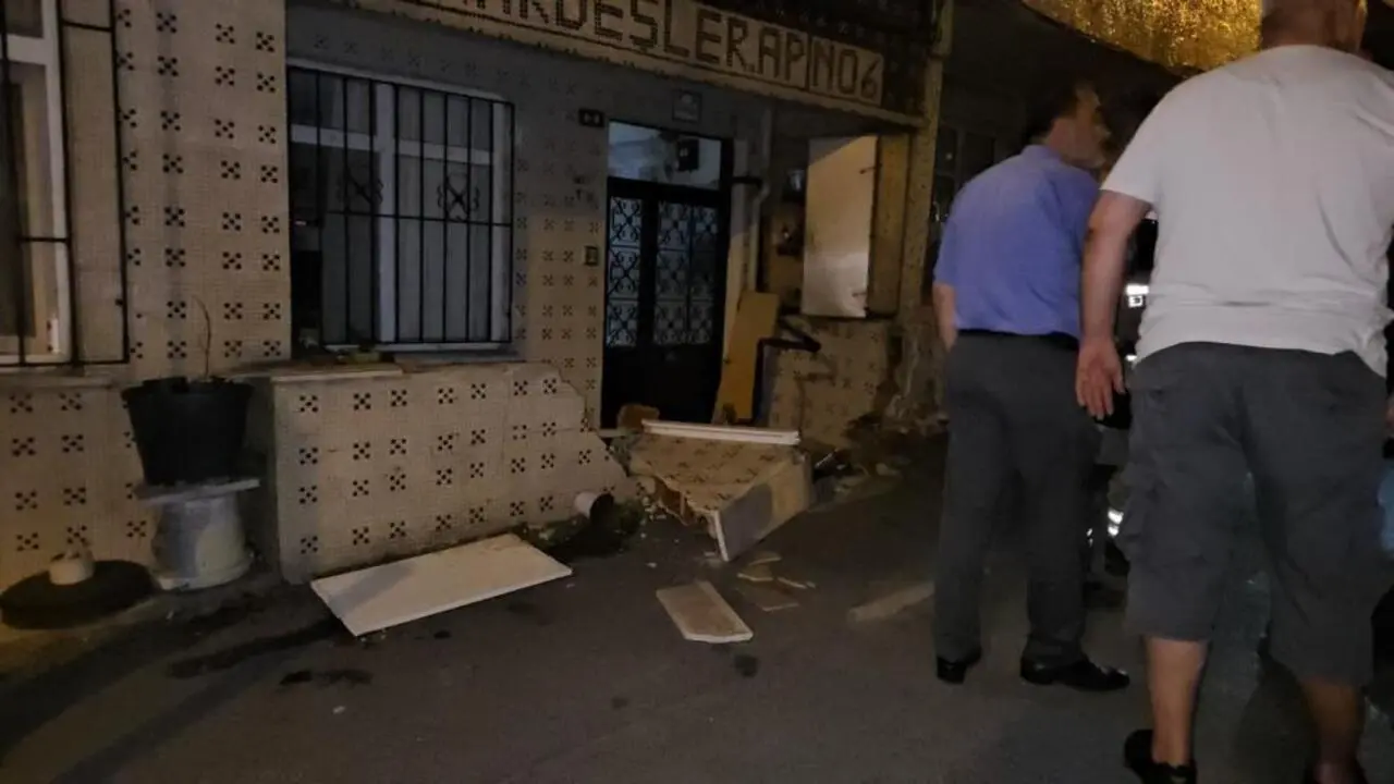 Genç Gazete Kontrolden Çıkan Otomobil Doğal Gaz Kutusuna Çarptı, Tüm Bina Tahliye Edildi