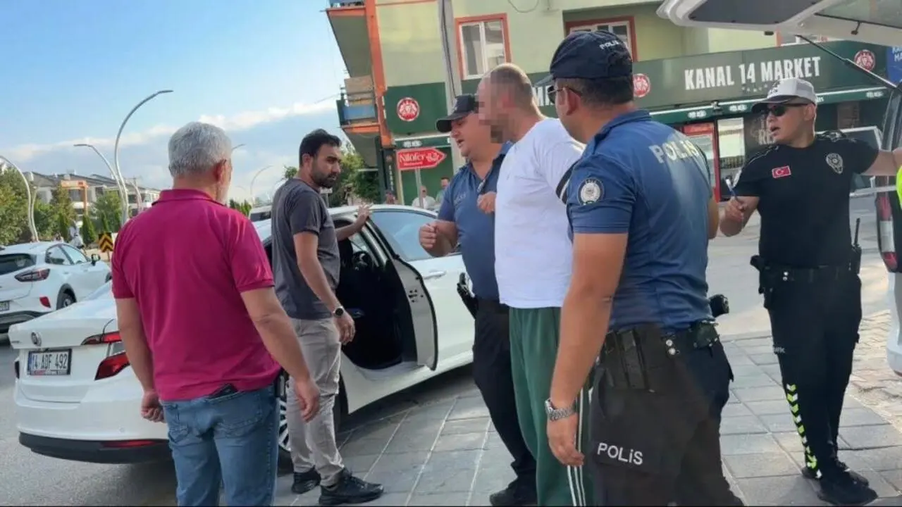 Genç Gazete Önce Refüje Sonra Otomobile Çarptı Rekor Ceza Kesildi 1