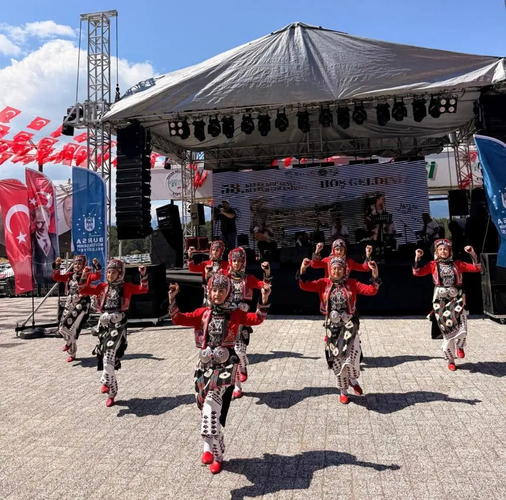 Genç Gazete Yenişehir’in Halk Dansları Ekibi Kocayayla’da Alkış Topladı 1
