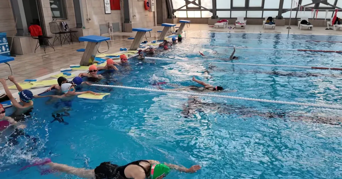 İnegöl Belediyesi Havuzunda 6 Ayda 1.136 Çocuğa Yüzme Eğitimi (2)