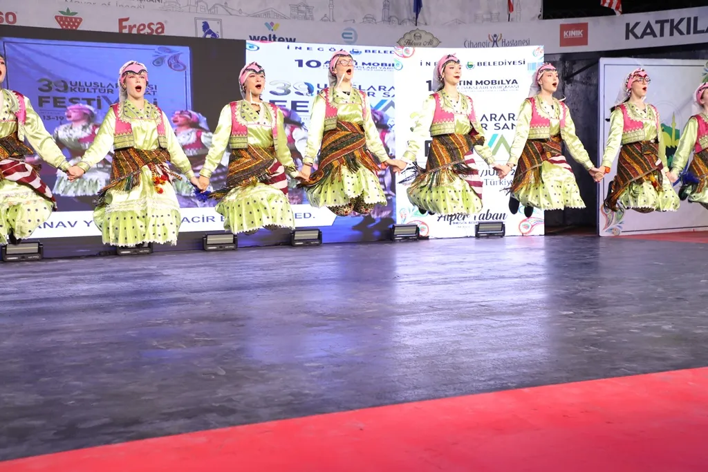 İnegöl Festivalin Ikinci Gününde Kültürlerle Renklendi (13)