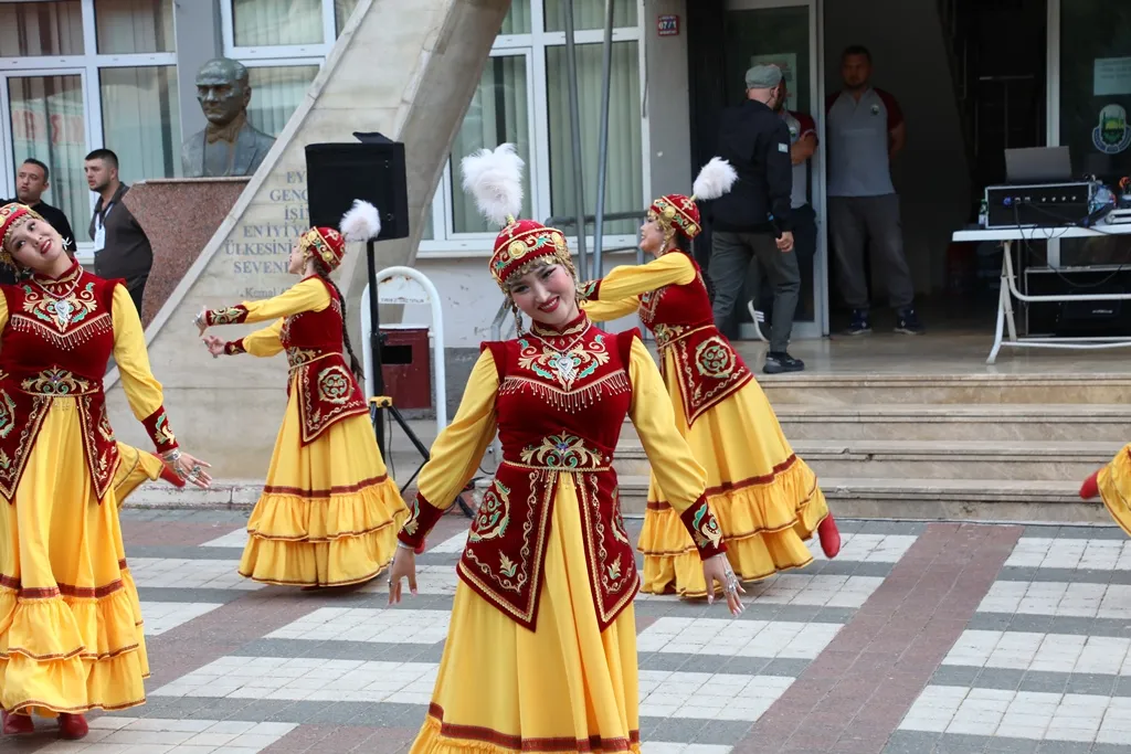 İnegöl Festivalin Ikinci Gününde Kültürlerle Renklendi (6)