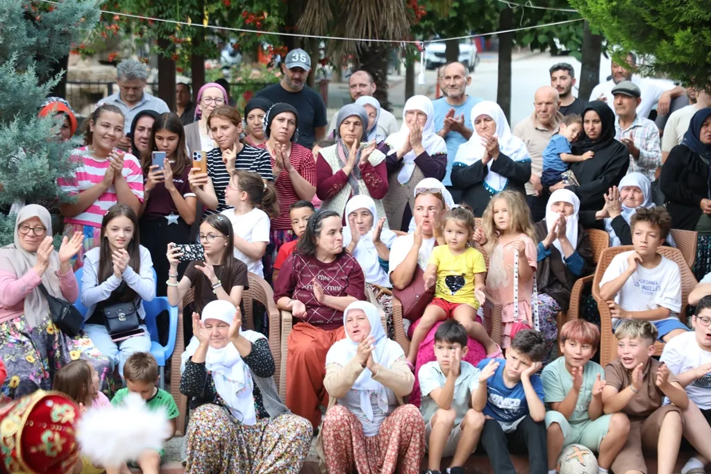 İnegöl Festivalin Ikinci Gününde Kültürlerle Renklendi (7)