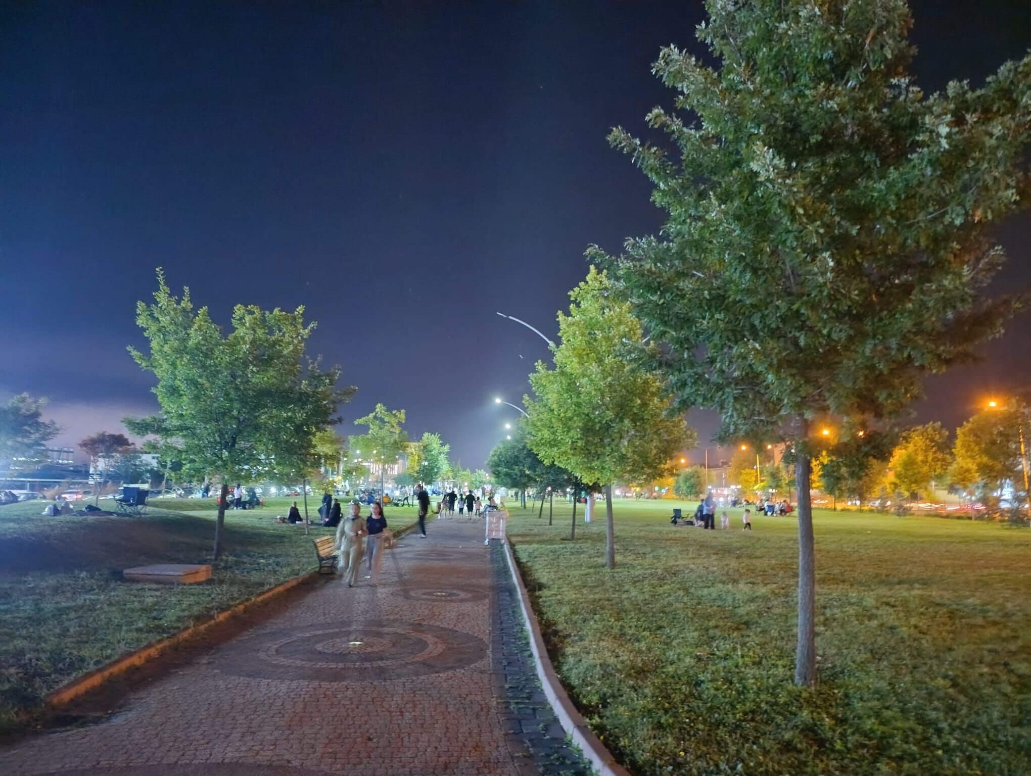 İnegöl Şehir Parkı’nın Bir Bölümü Karanlıkta Kaldı (1)