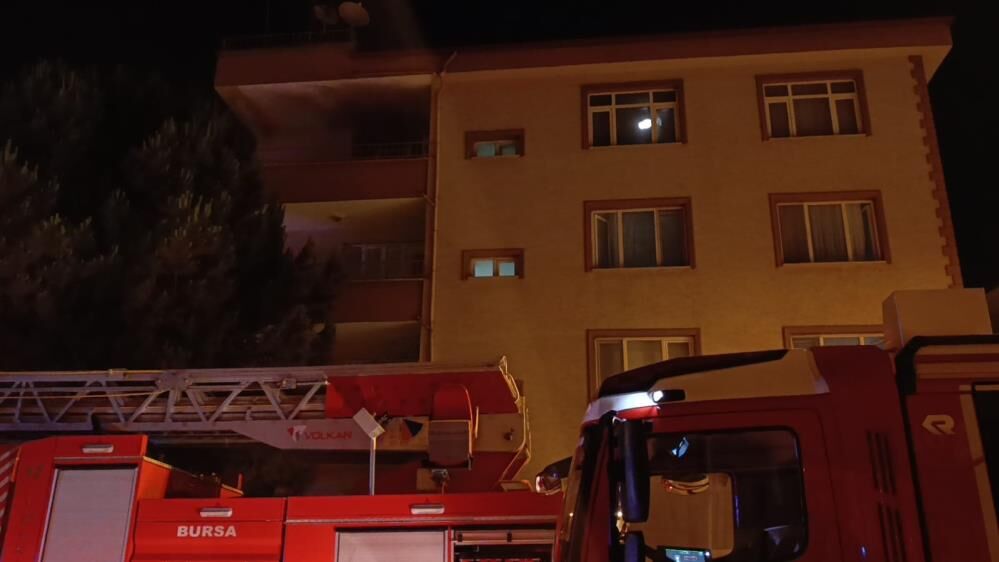 İnegöl'de Apartman Dairesinde Çıkan Yangın Panik Yarattı! (2)