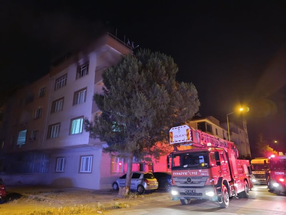 İnegöl'de Apartman Dairesinde Çıkan Yangın Panik Yarattı! (3)