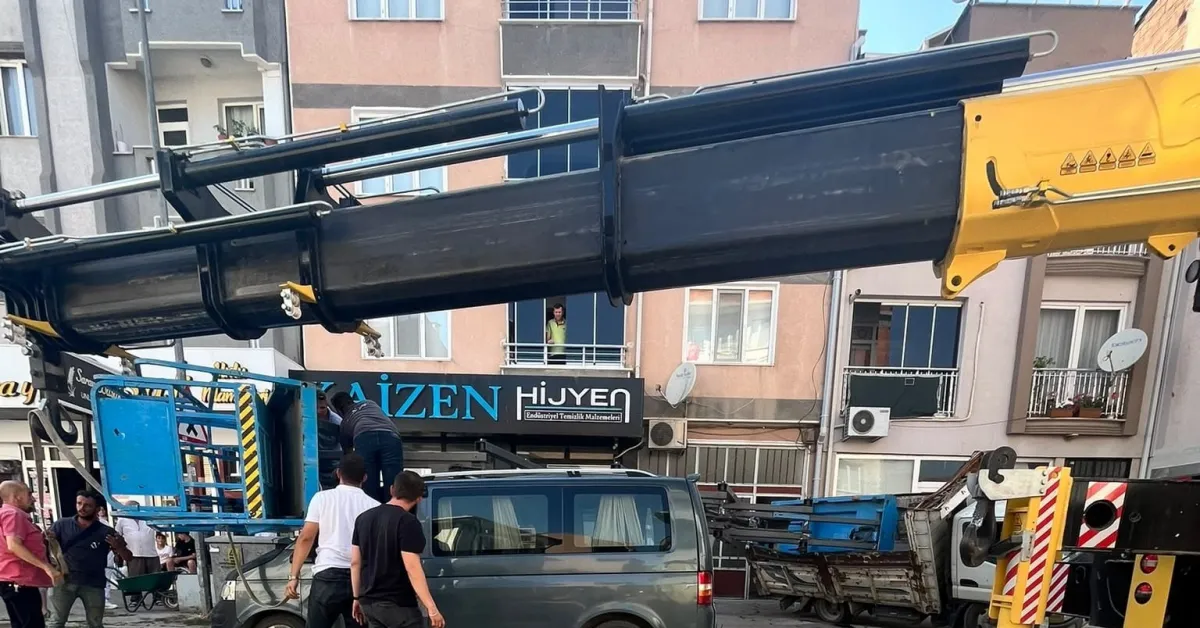 İnegöl’de Eşya Taşıma Asansörü Minibüsün Üzerine Devrildi (1)