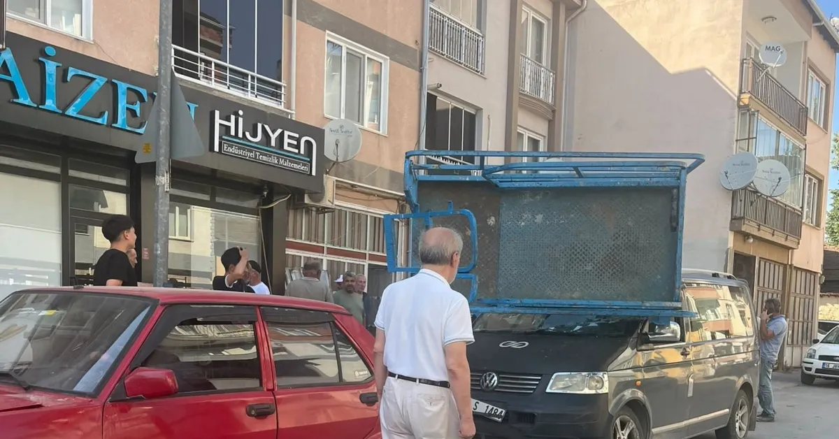 İnegöl’de Eşya Taşıma Asansörü Minibüsün Üzerine Devrildi (2)