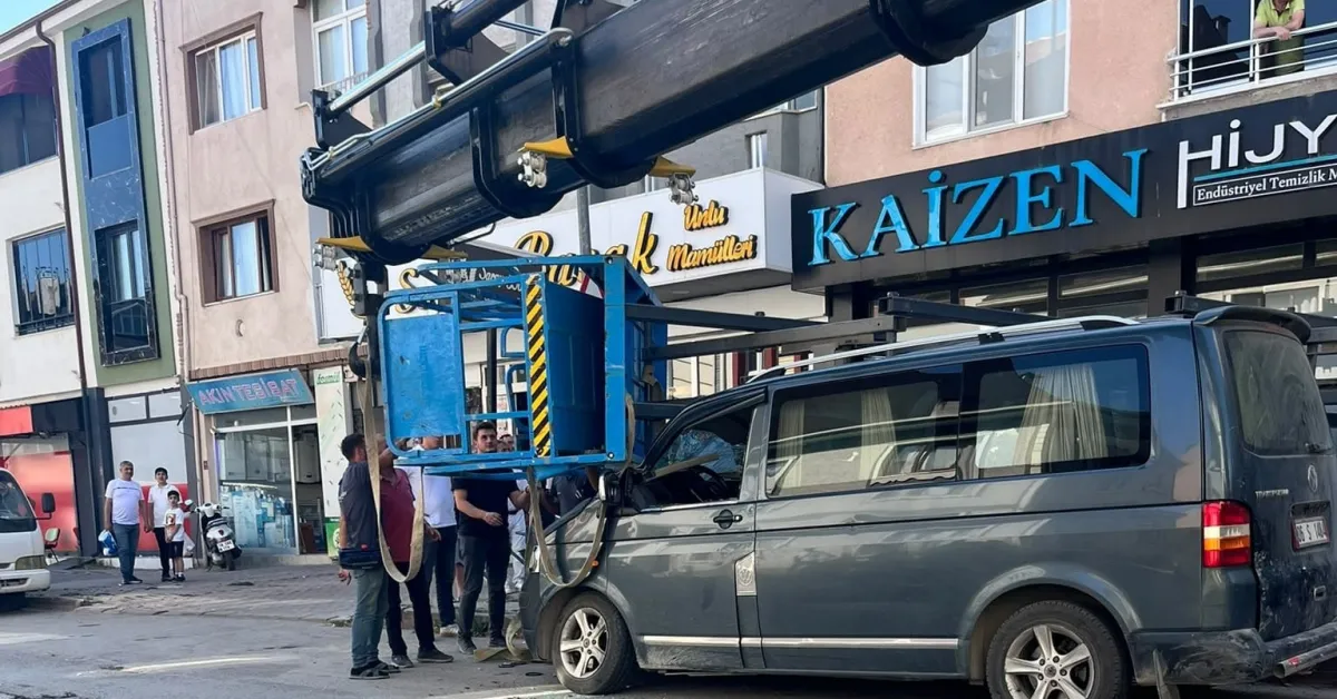 İnegöl’de Eşya Taşıma Asansörü Minibüsün Üzerine Devrildi (3)
