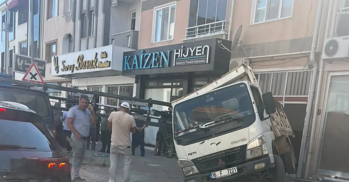İnegöl’de Eşya Taşıma Asansörü Minibüsün Üzerine Devrildi (4)