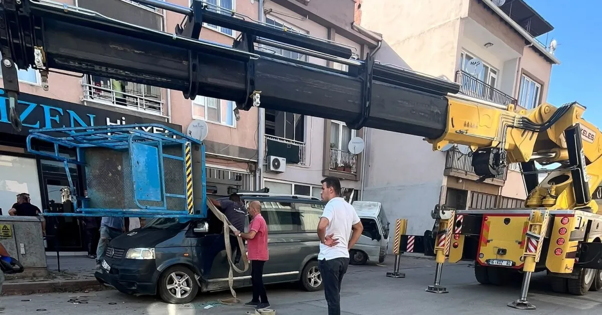 İnegöl’de Eşya Taşıma Asansörü Minibüsün Üzerine Devrildi (5)