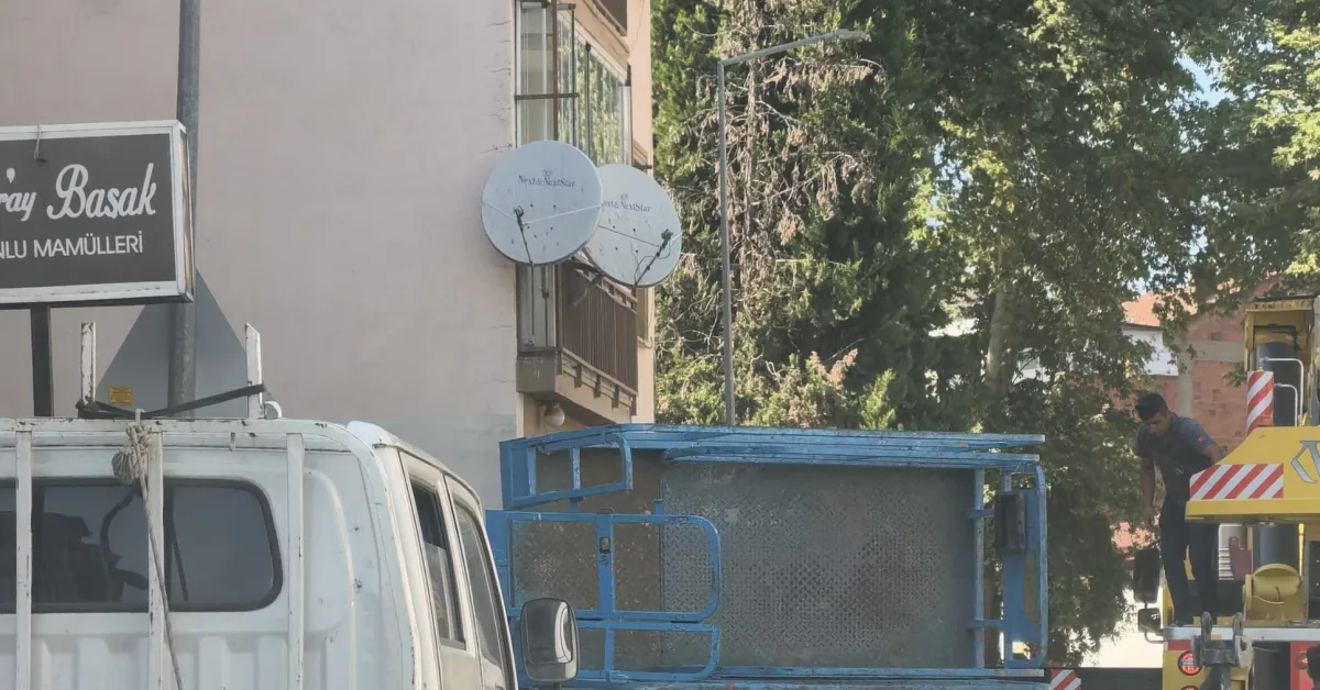 İnegöl’de Eşya Taşıma Asansörü Minibüsün Üzerine Devrildi (6)