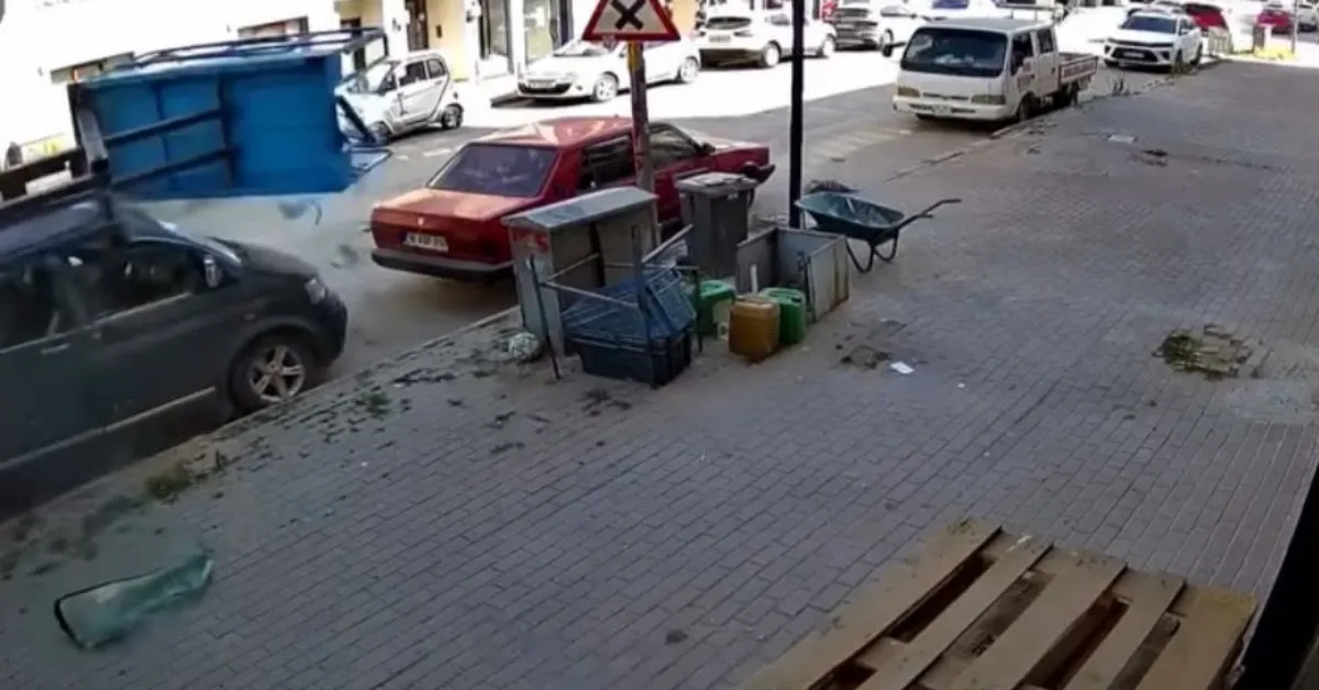 İnegöl’de Eşya Taşıma Asansörü Minibüsün Üzerine Devrildi (7)