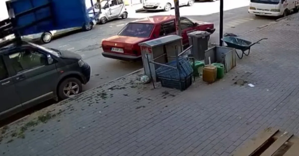 İnegöl’de Eşya Taşıma Asansörü Minibüsün Üzerine Devrildi (8)