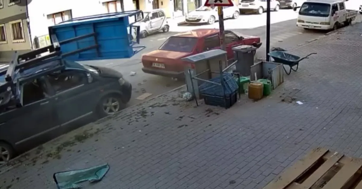 İnegöl’de Eşya Taşıma Asansörü Minibüsün Üzerine Devrildi (9)