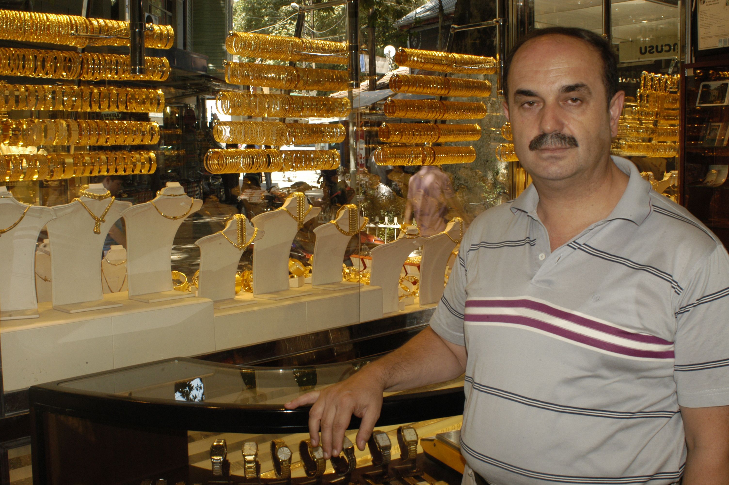 İnegöl’de Kuyumcular İlgi Bekliyor Arşivden 2008