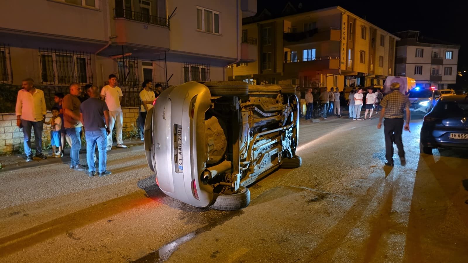 İnegöl’de Otomobil Araca Çarparak Yan Yattı, Sürücü Olay Yerinden Kaçtı-1