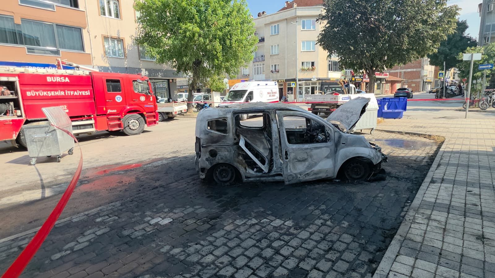 İnegöl’de Park Halindeki Hafif Ticari Araç Alev Topuna Döndü! (1)