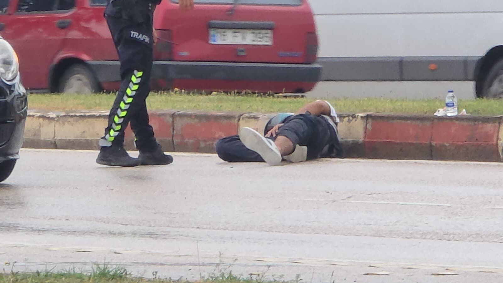 İnegöl’de Yağmur Kazaya Neden Oldu! Sürücü Ağır Yaralandı (1)-1