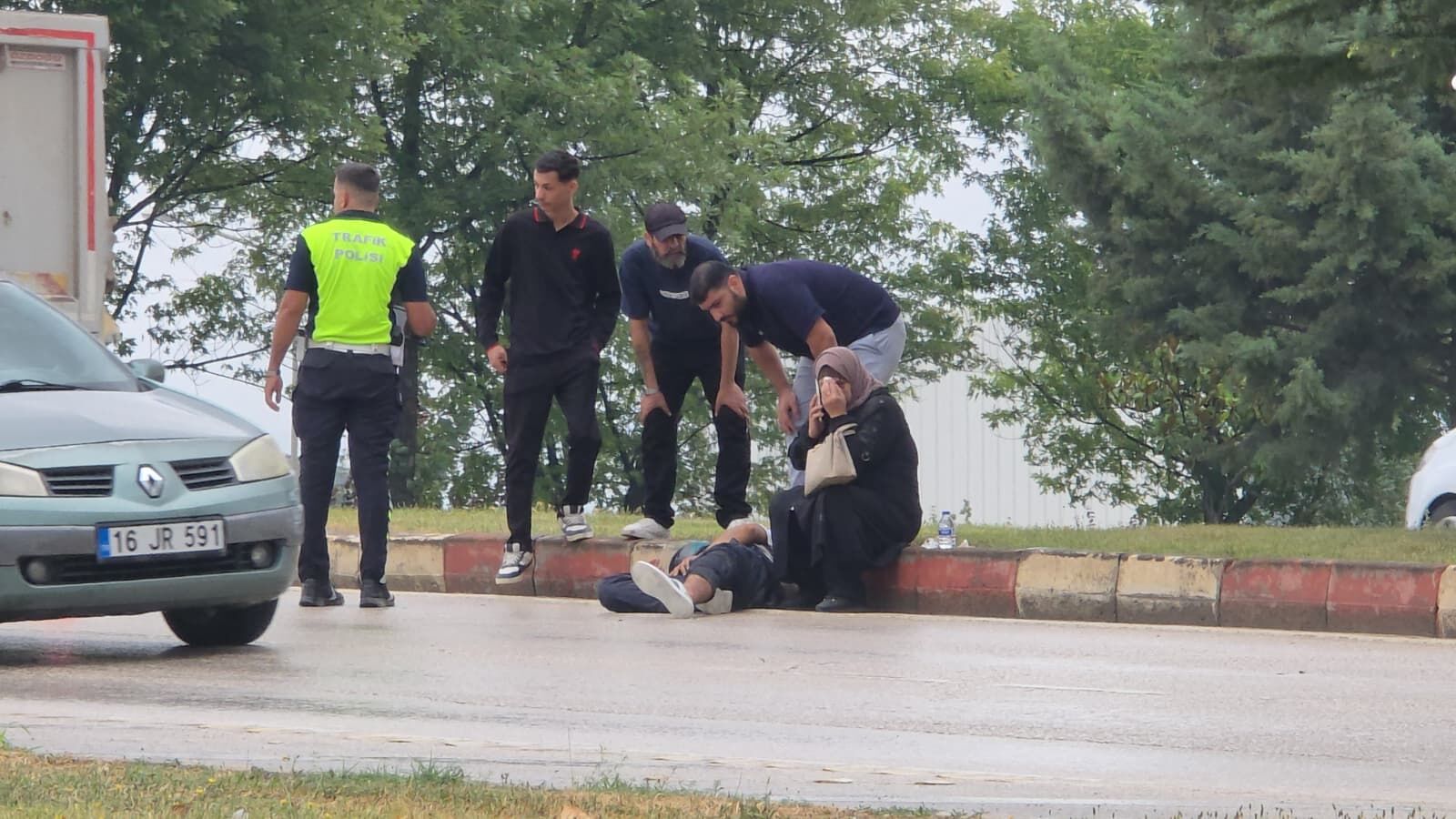 İnegöl’de Yağmur Kazaya Neden Oldu! Sürücü Ağır Yaralandı (4)