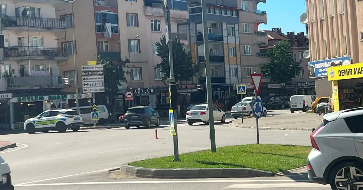 İnegöl’de Yol Ortasına Bırakılan Duba Trafiği Şaşırttı (2)