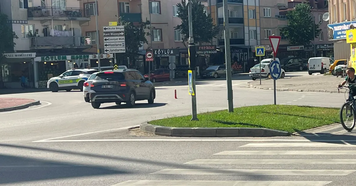 İnegöl’de Yol Ortasına Bırakılan Duba Trafiği Şaşırttı (3)