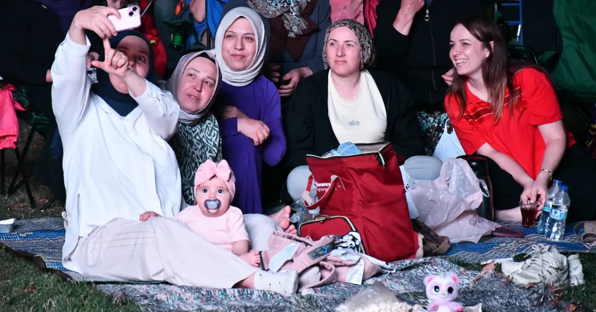 İznik Sahili’nde Yeşilçam Gecesi “Selvi Boylum Al Yazmalım” Açık Havada İzlendi (2)