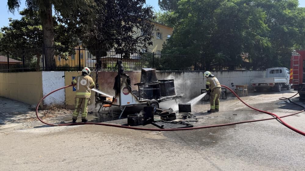 İznik’te Park Halindeki Karavan Alevlere Teslim Oldu! (1)