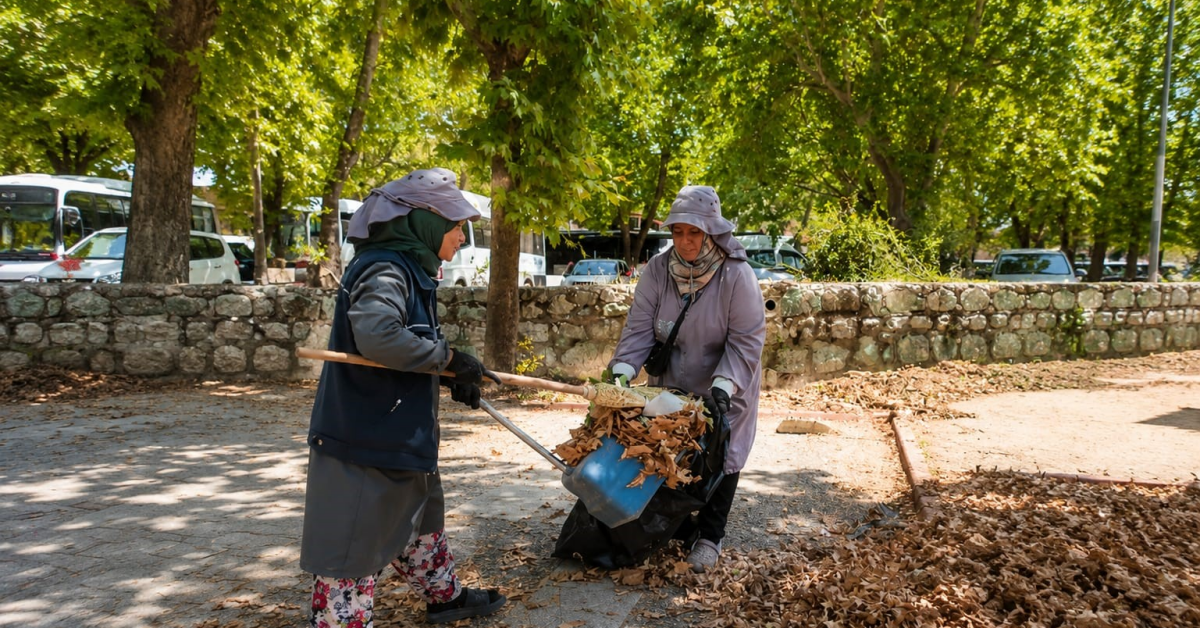 Karacabey’de Park Ve Yeşil Alanlarda Bakım Çalışmaları Sürüyor (3)