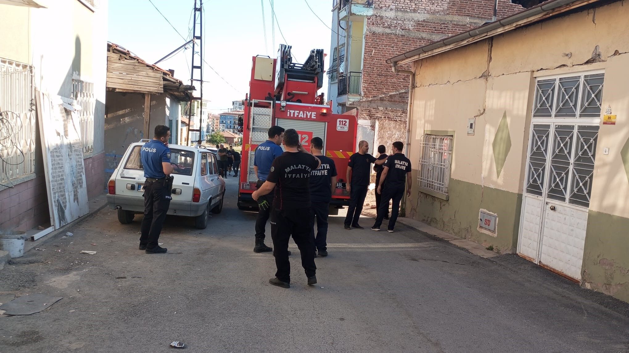 Malatya'da 5 Büyüklüğünde Deprem Binalarda Hasar Oluşturdu! O Anlar Kamerada (1)