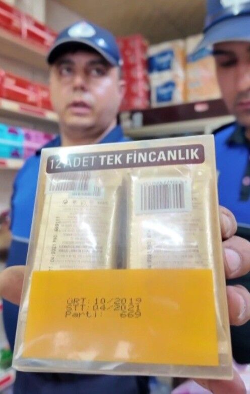 Markette Pes Dedirten Olay! 10 Yıllık Ve Kurtlanmış Ürünler Raflarda Çıktı (1)