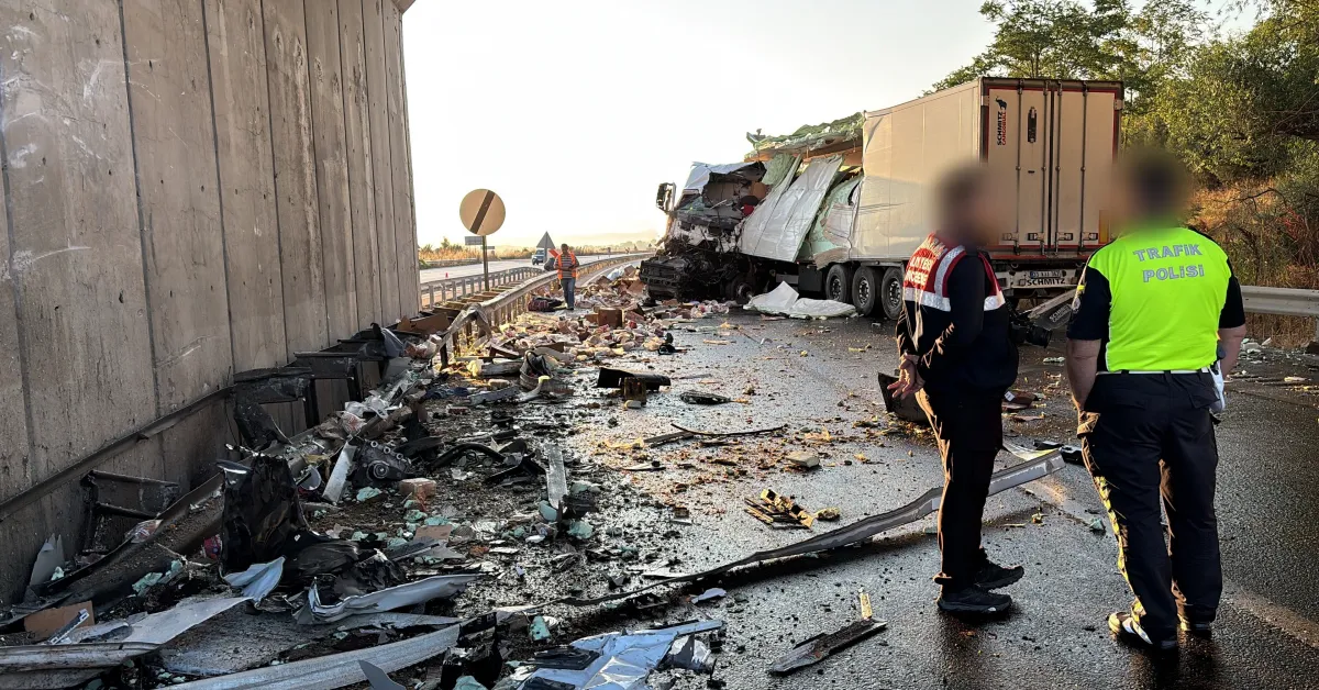 Mustafakemalpaşa’da Tavuk Eti Yüklü Kamyon Köprü Bariyerine Çarptı Sürücü Hayatını Kaybetti (1)