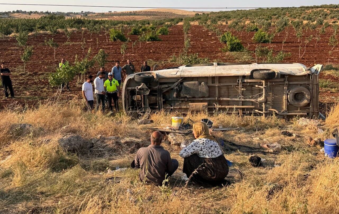 Şanlıurfa’nın Suruç Ile Birecik Ilçeleri Arasında Tarım Işçilerini Taşıyan Minibüsün Devrilmesi Sonucu Ilk Belirlemelere Göre 22 Kişi Yaralandı. (3)