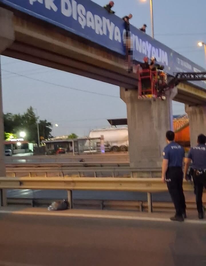Yarı Çıplak Şahıs Üst Geçitte Asılı Bulundu (1)
