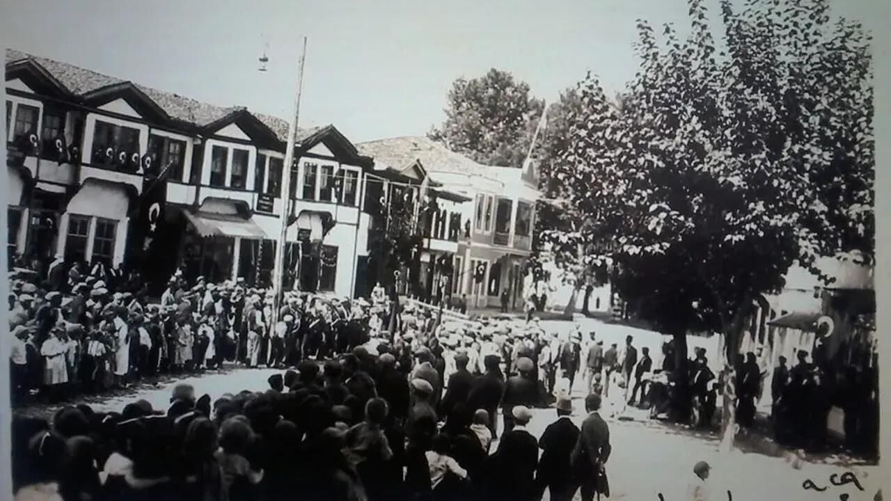 Ankara Caddesi̇ İnegöl Merkez Eski̇ Foto Mazi̇den Bi̇r Kare Gençgazete (12)
