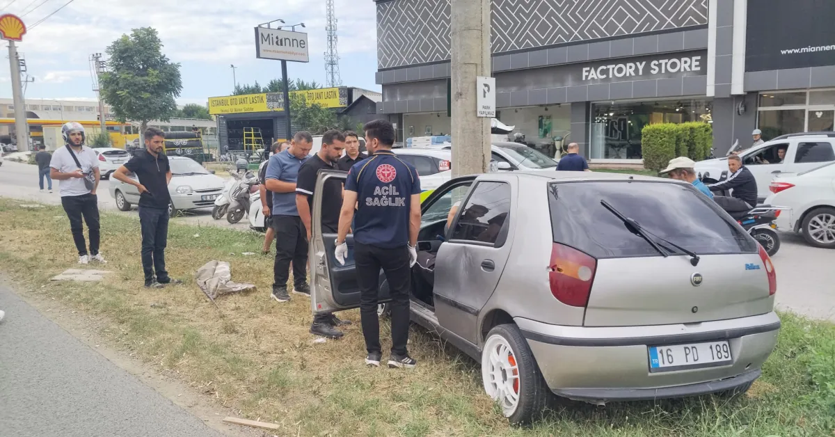 Avarlar Kavşağı’nda Otomobil Direğe Çarptı Sürücü Yaralandı (3)