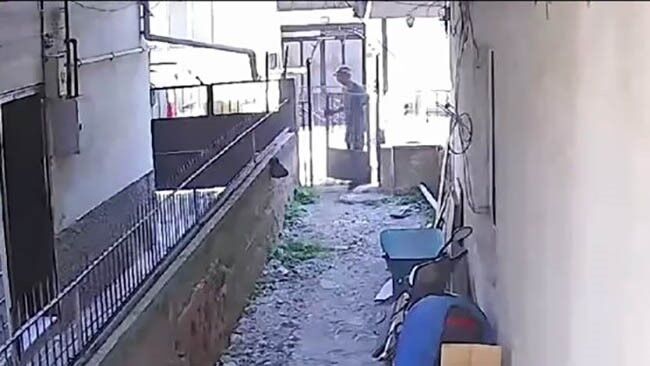 Bursa’da Akılalmaz Olay! Evin Demir Kapısını Söküp Götürdü (3)