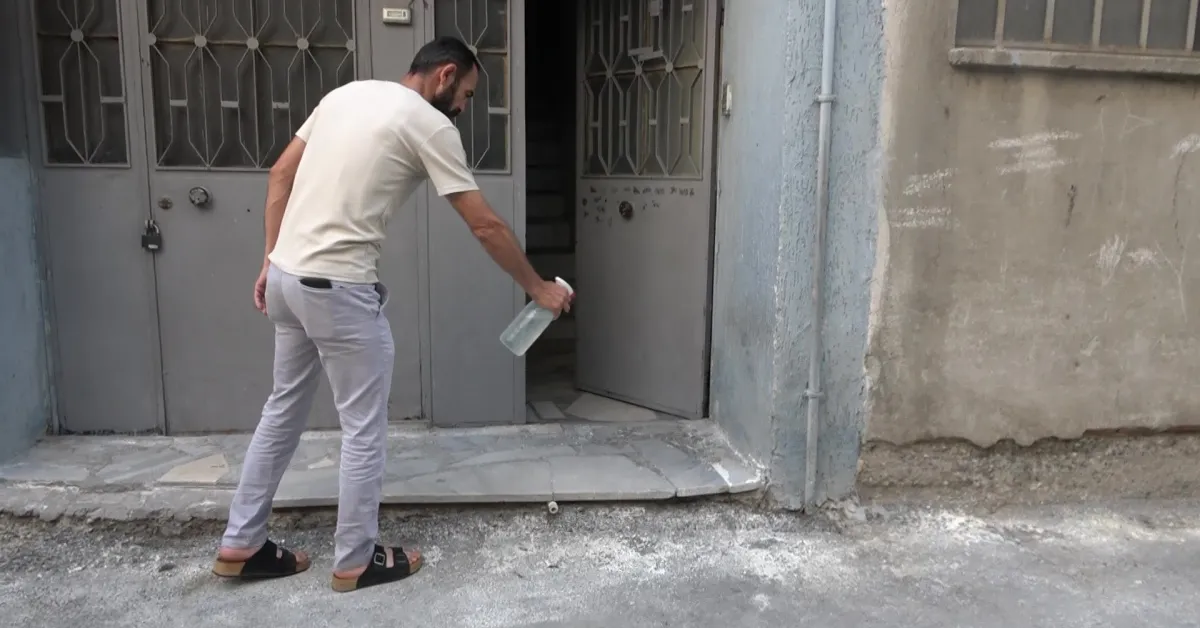 Bursa’da Apartmandan 18 Hayvan Çıkarıldı Mahalleyi Pireler Bastı (1)