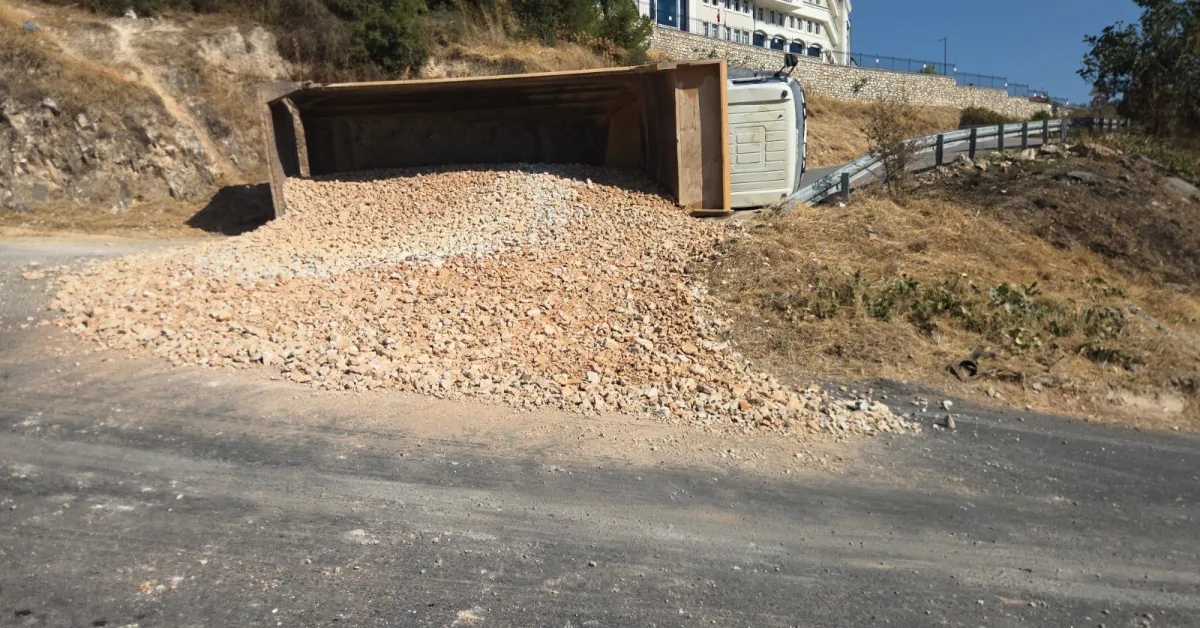 Bursa’da Freni Boşalan Kamyon Devrildi Şoförün Manevrası Faciayı Önledi! (3)